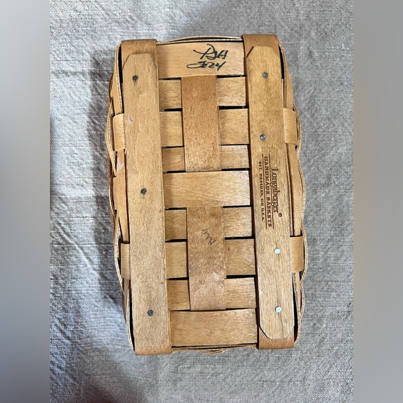 Vintage 2004 Longaberger Biscuit Basket with Wood Divider. Great Condition. - Picture 7 of 8